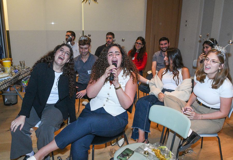 קבוצה שרה בהתלהבות
