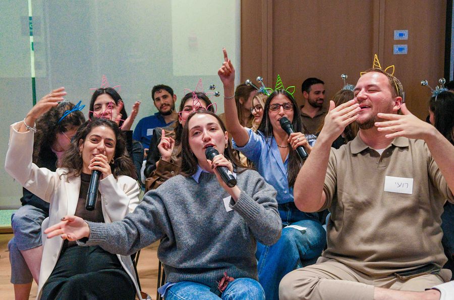 קבוצה שרה ומחייכת